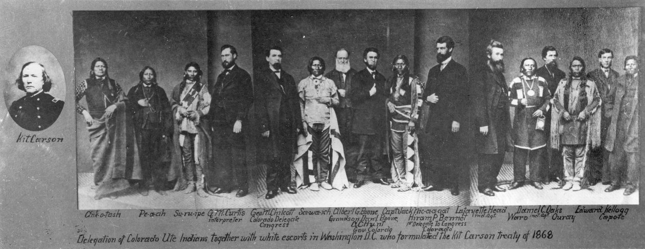 Delegation af Colorado Ute-indianere sammen med hvide eskorte i Washington, D.C., som formulerede Kit Carson-traktaten, 1868 af American Photographer