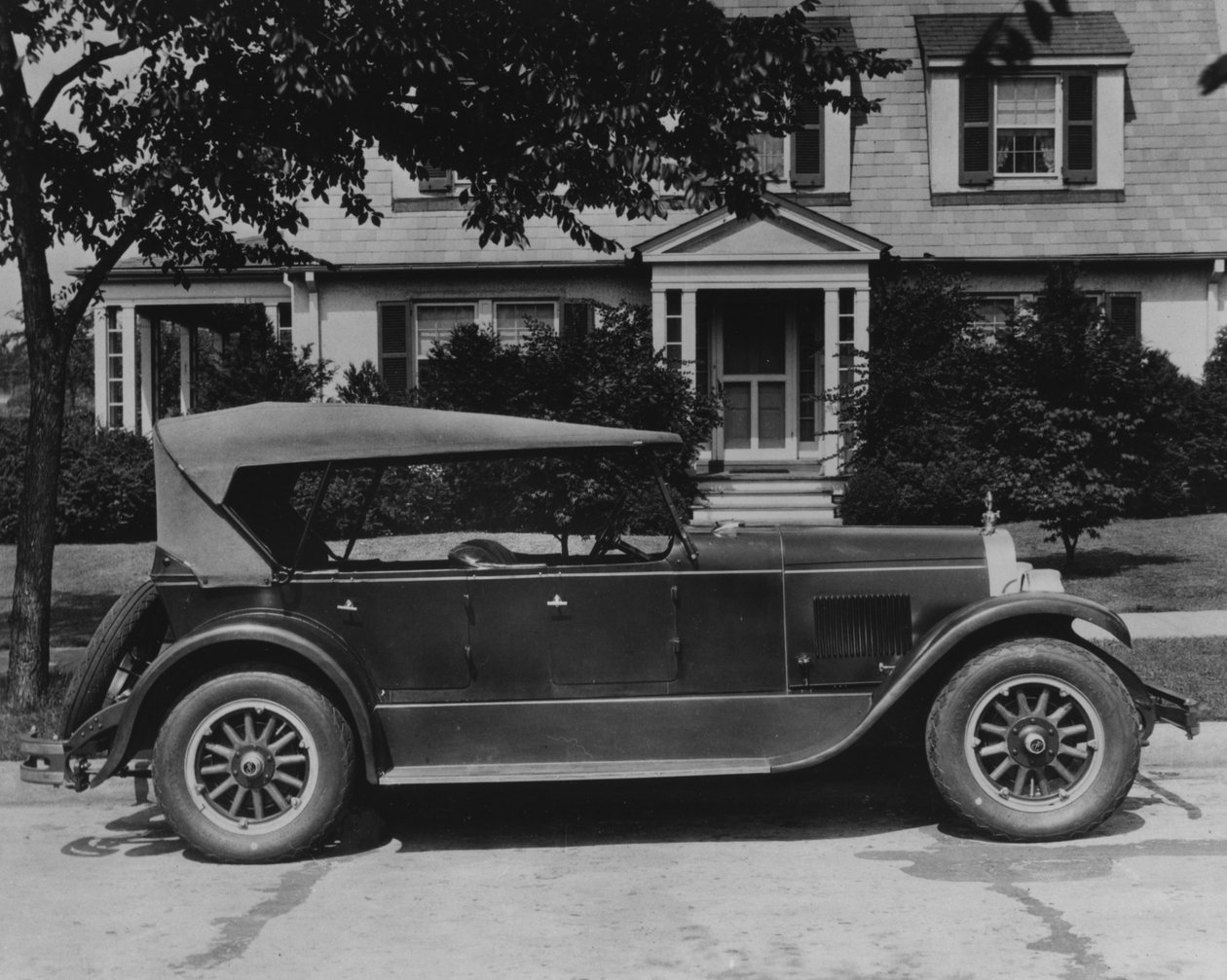 DuPont-bil foran huset, ca. 1919-30 af American Photographer