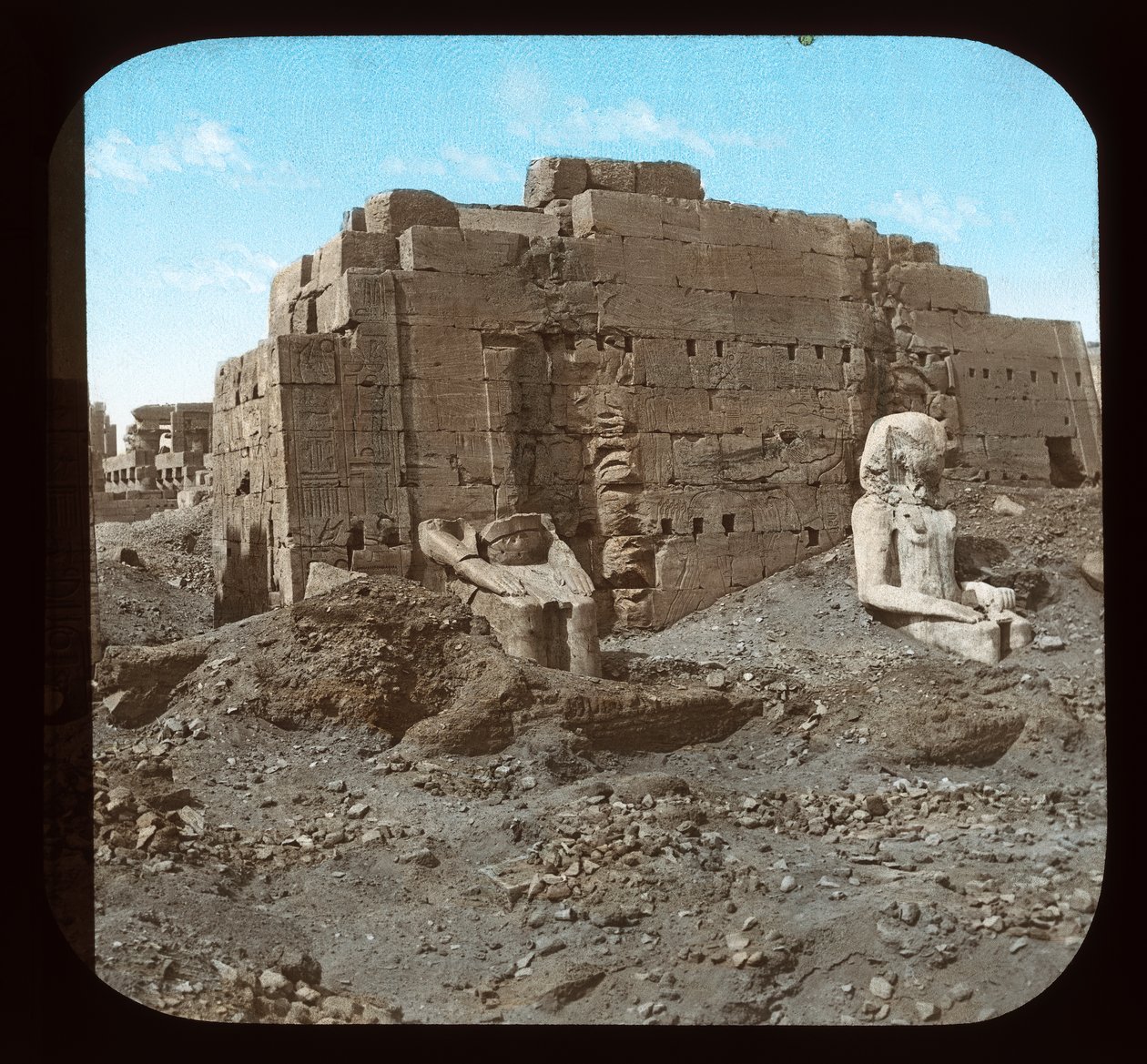 Egypten - Karnak, store statuer (lanternerutsjebane) af American Photographer
