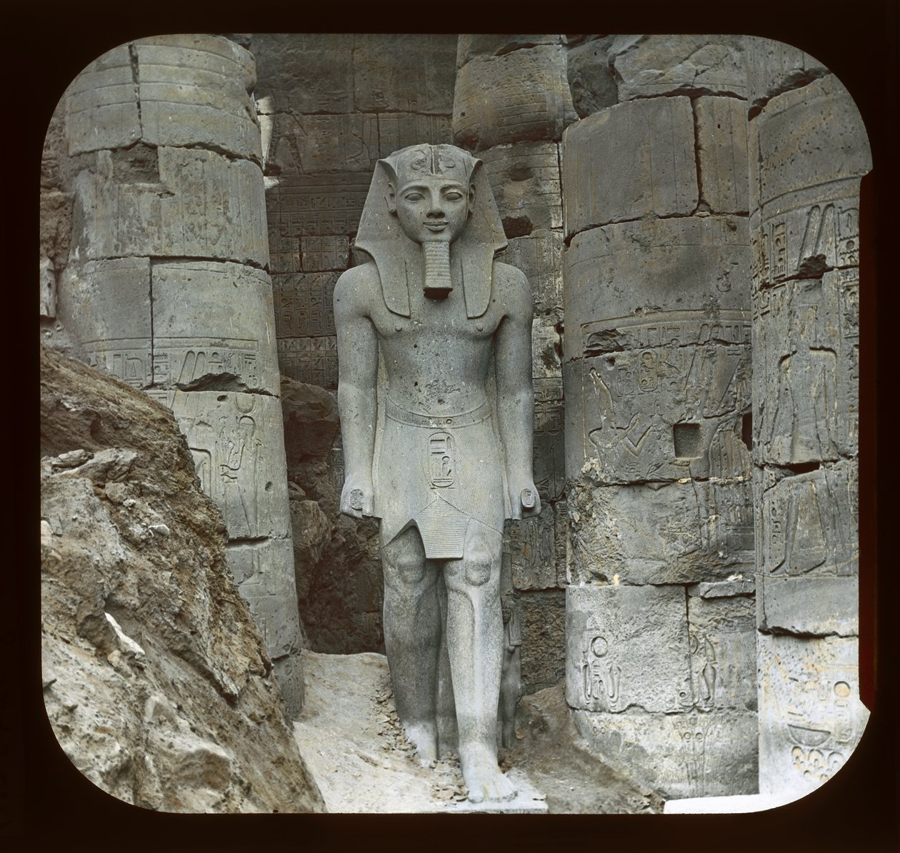Egypten, statue af Ramses II, Luxor (lanternerutsjebane) af American Photographer