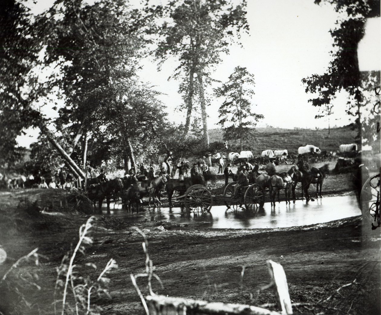 Føderalt batteri, der begiver sig over en biflod til floden Rappahannock på kampdagen, Cedar Mountain, Virginia, 9. august 1862 af American Photographer