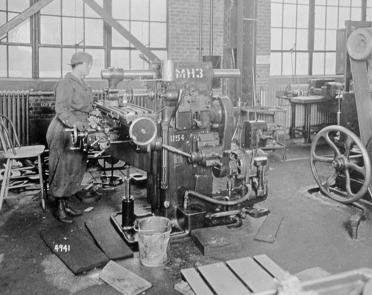 Kvindelig arbejder på en fabrik under Første Verdenskrig, ca. 1917 af American Photographer