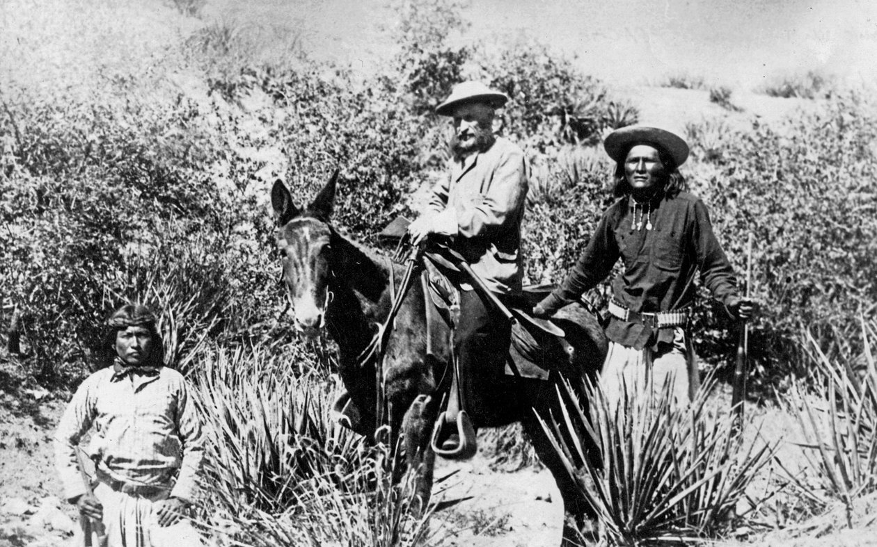 General George Crook på et muldyr, med to Apache i Arizona, 1882 af American Photographer