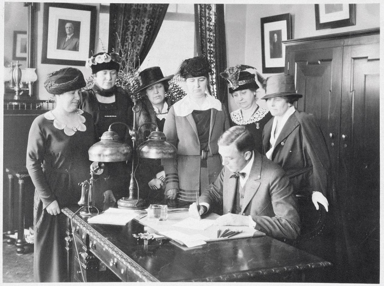Guvernør Carl Elias Milliken underskrev valgretsloven, mens seks kvinder ser på, 1917 af American Photographer