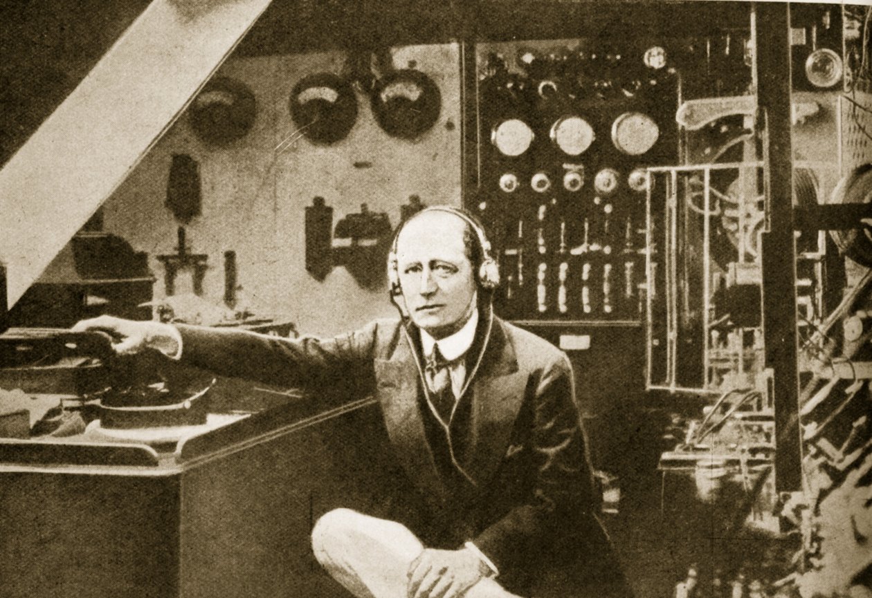 Guglielmo Marconi i den trådløse kabine på sin yacht, Elettra (sepia foto) af American Photographer