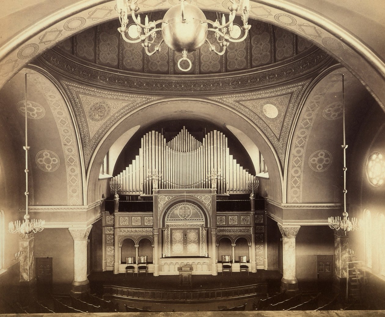 Interiør i New Yorks synagoge af American Photographer