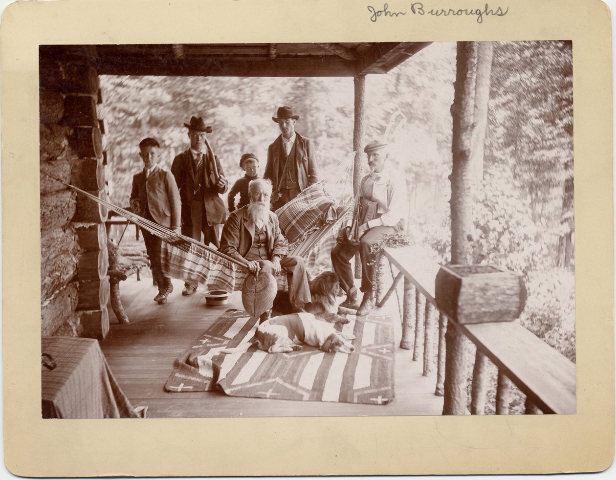 John Burroughs (1827-1921), amerikansk naturforsker, siddende på hængekøje i midten af gruppen (sølvkloridfoto) af American Photographer