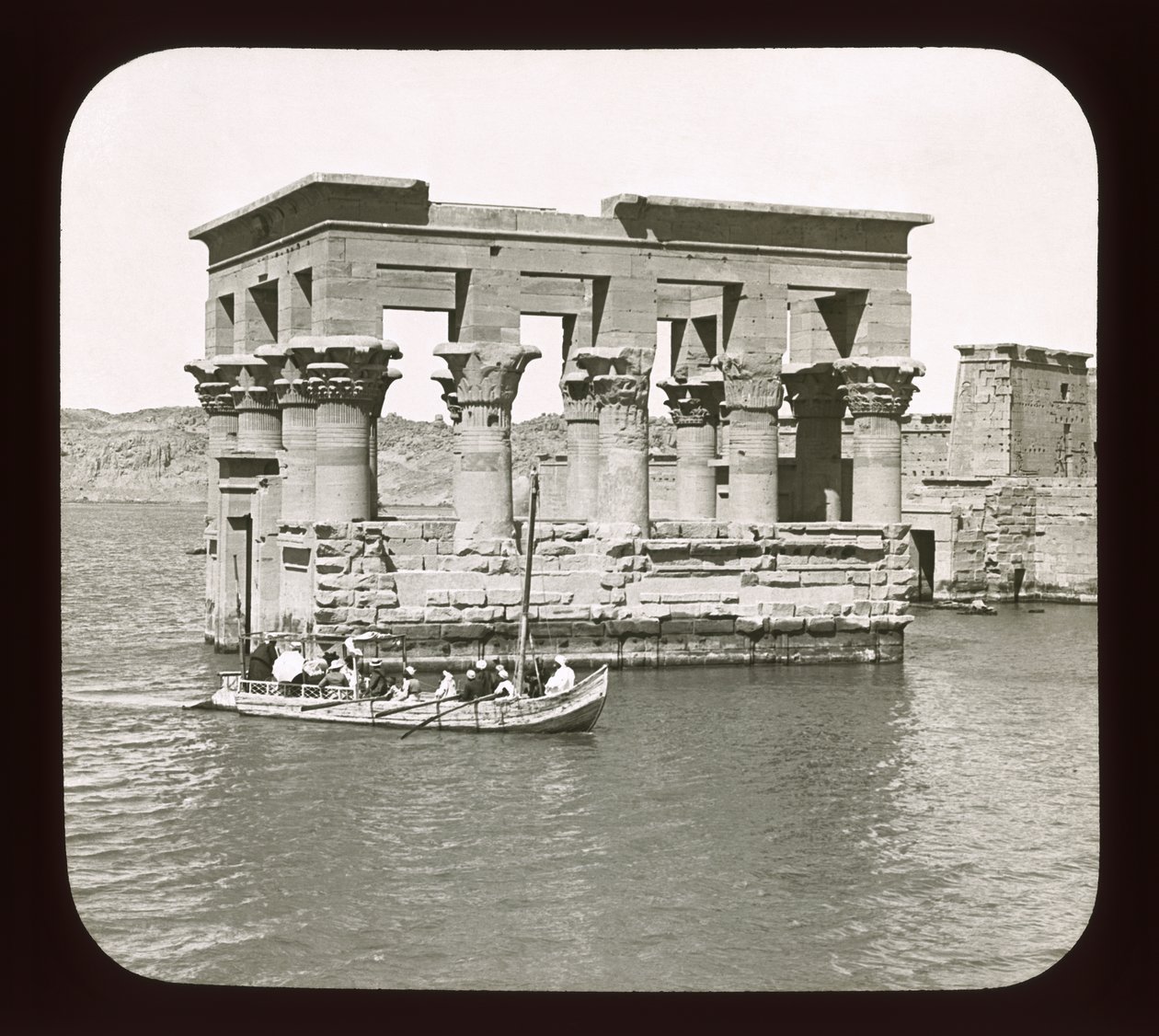 Kiosk, Temple of Philae, 1908 (lanternerutsjebane) af American Photographer
