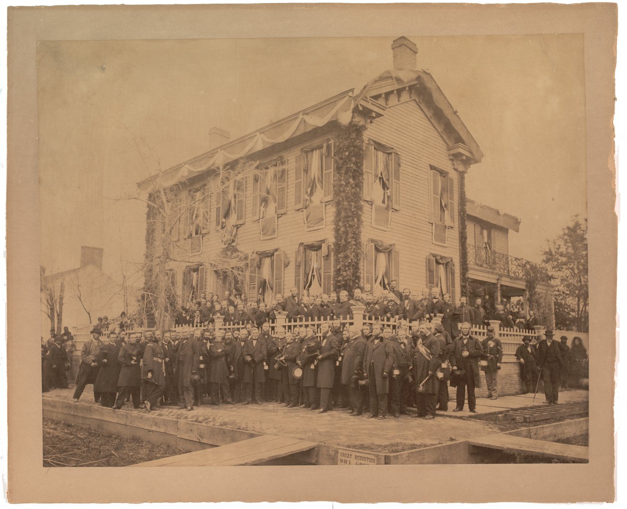 Stort albumtryk af Lincolns Springfield-hjem efter begravelse, 1865 (sepia-foto) af American Photographer