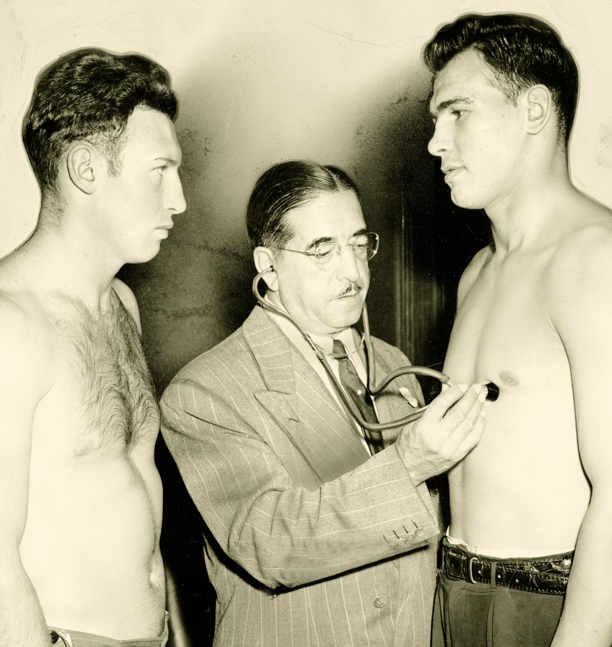Lægetjek før en boksekamp, c. 1930 af American Photographer