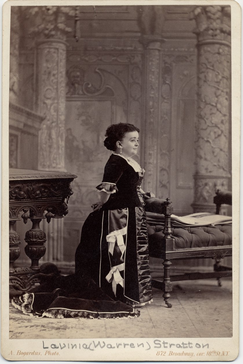 Mercy Lavinia Warren Bump Stratton, pseudonym: Mrs Tom Thumb (1841-1919), performer, dværg, hustru til Charles Sherwood Stratton, psudonym: General Tom Thumb (1838-83); foto af A Bogardus, New York (alb af American Photographer