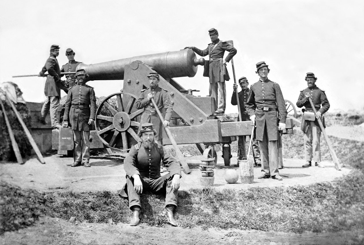 New Yorks artillerister med en tung pistol i Fort Corcoran, foråret 1862 af American Photographer