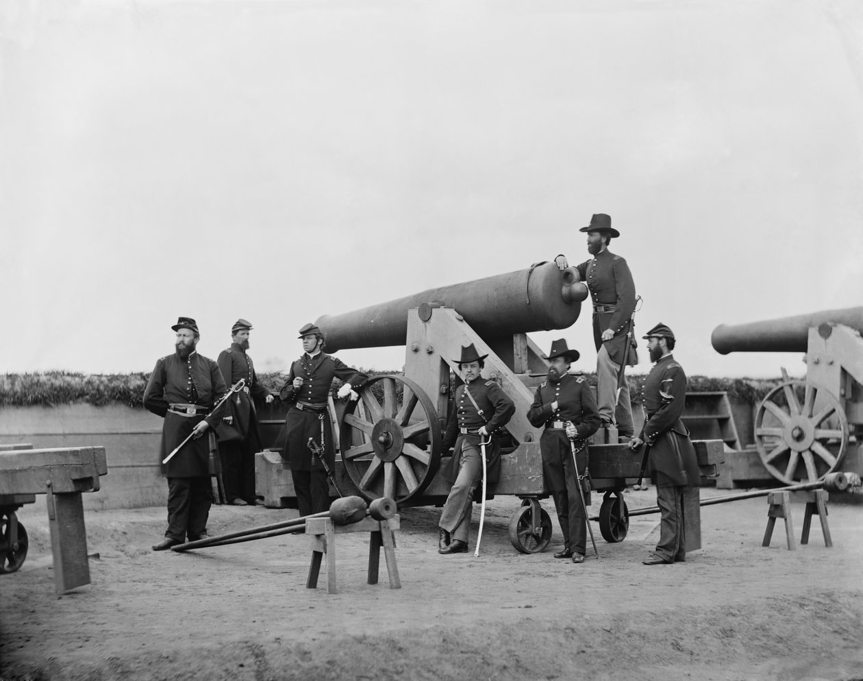 Officerer poserer med en tung pistol uden for Washington, D.C., ca. 1862 af American Photographer