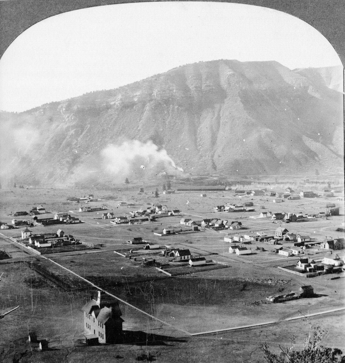 Oversigt over Durango, Colorado, med bjergene i det fjerne af American Photographer