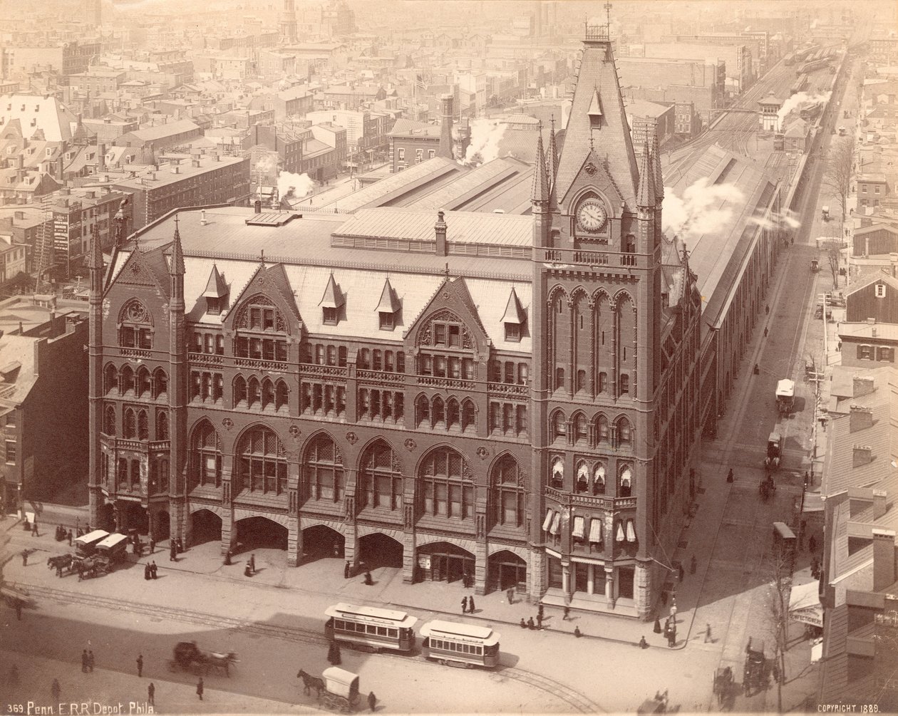 Pennsylvania Railroad Station, Market Street West ved Penn Square, 1889 (albumin print) af American Photographer