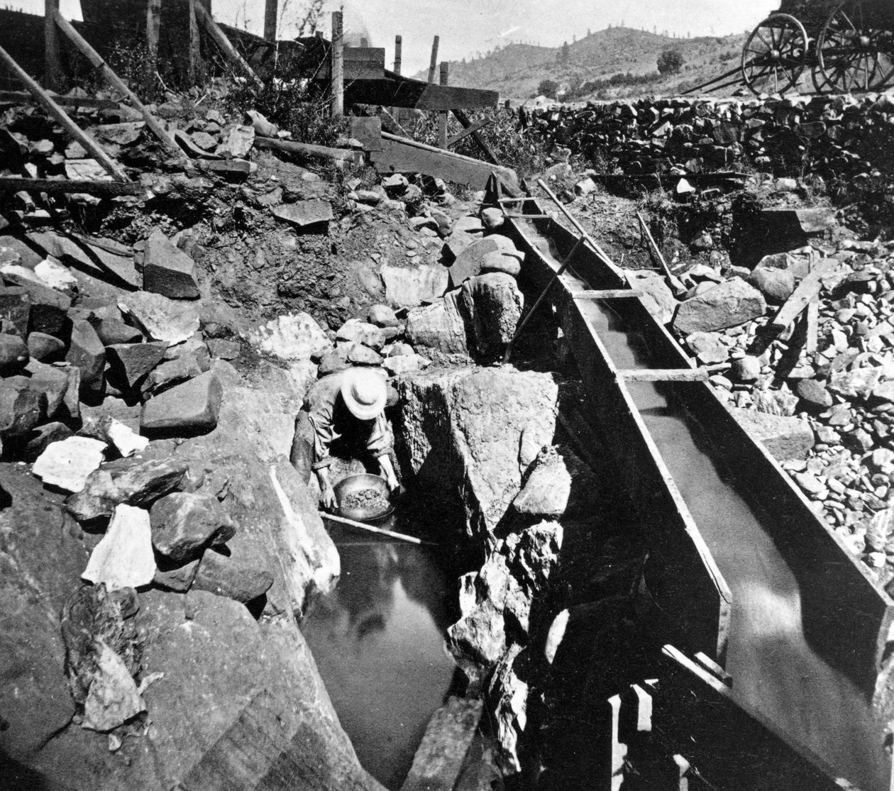 Placer Mining, Panning Out, fra Gems of California Scenery udgivet af Lawrence and Houseworth, 1866 af American Photographer