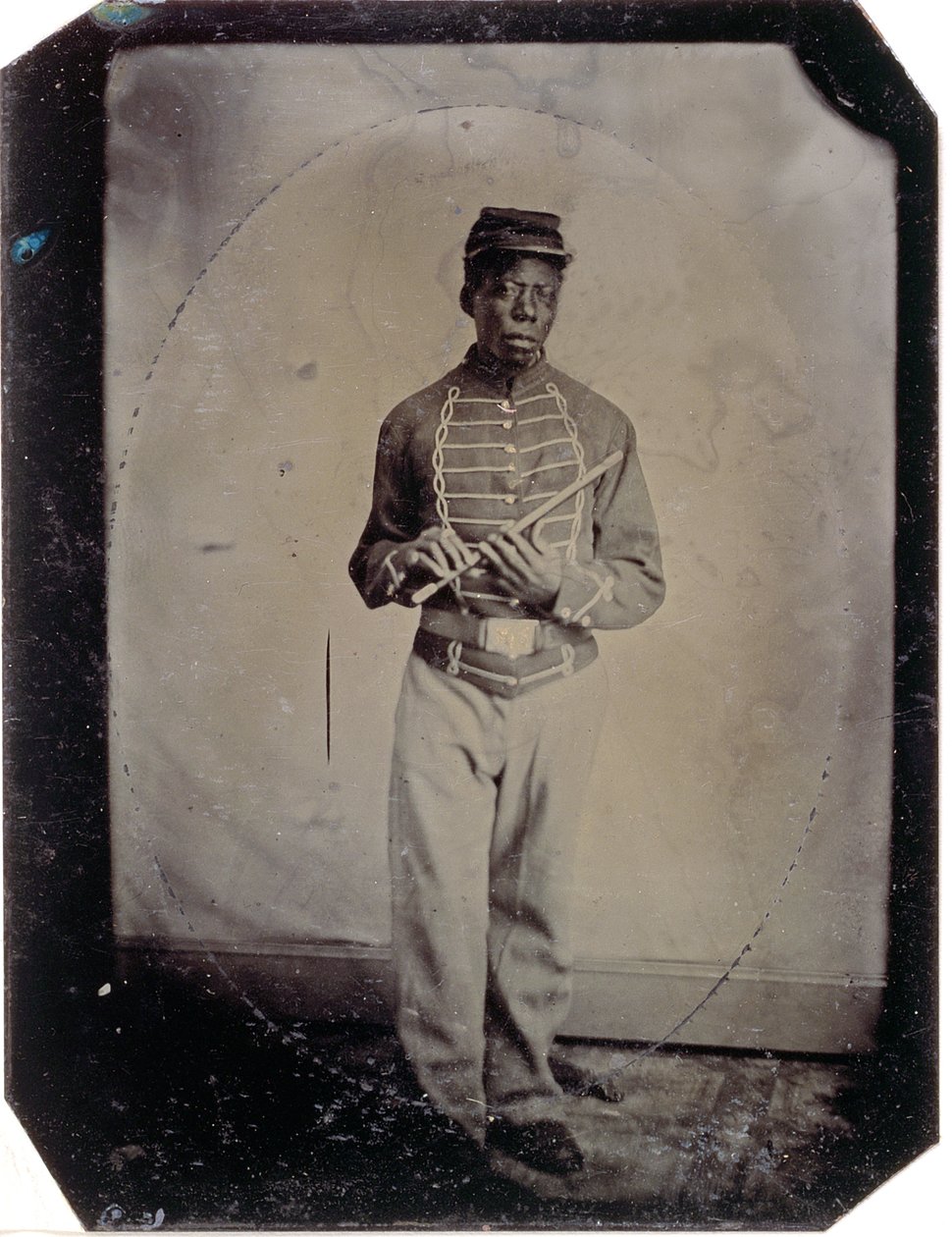 Menig John Goosberry, Kompagni E, 54. Mass. Infantry Regiment, ca. 1865 (bliktypefoto) af American Photographer
