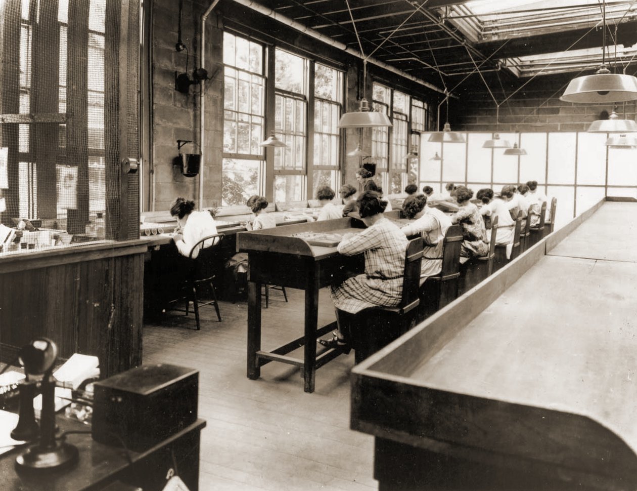 Radium-piger arbejder på en fabrik tilhørende United States Radium Corporation. ca. 1922 (sepia-foto) af American Photographer