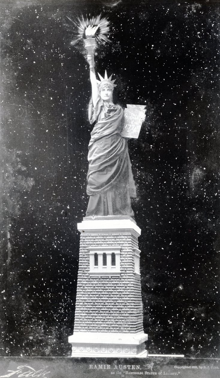 Ramie Austen som Frihedsgudinden, 1885 af American Photographer