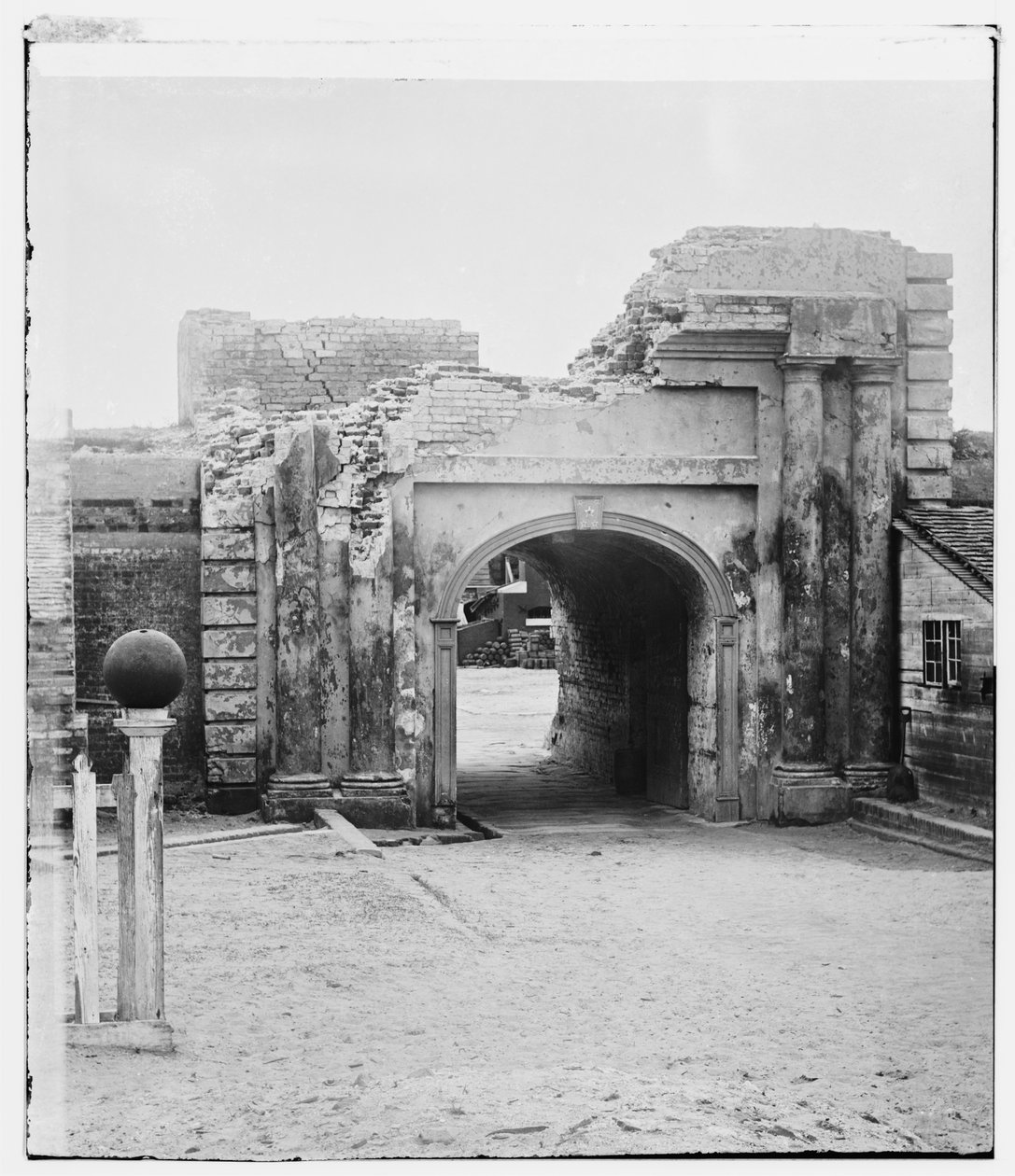 Sally-havn i Fort Moultrie, South Carolina, ved krigens slutning, 1865 af American Photographer