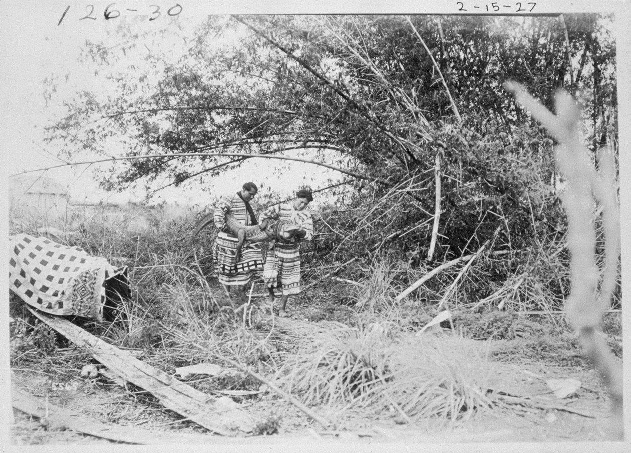 Seminole-indianere med en fanget alligator af American Photographer
