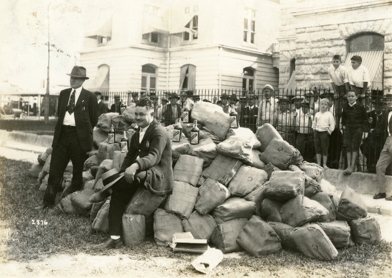 Sherif Allen med spiritus uden for Dade County Jail, Florida, 1922 af American Photographer