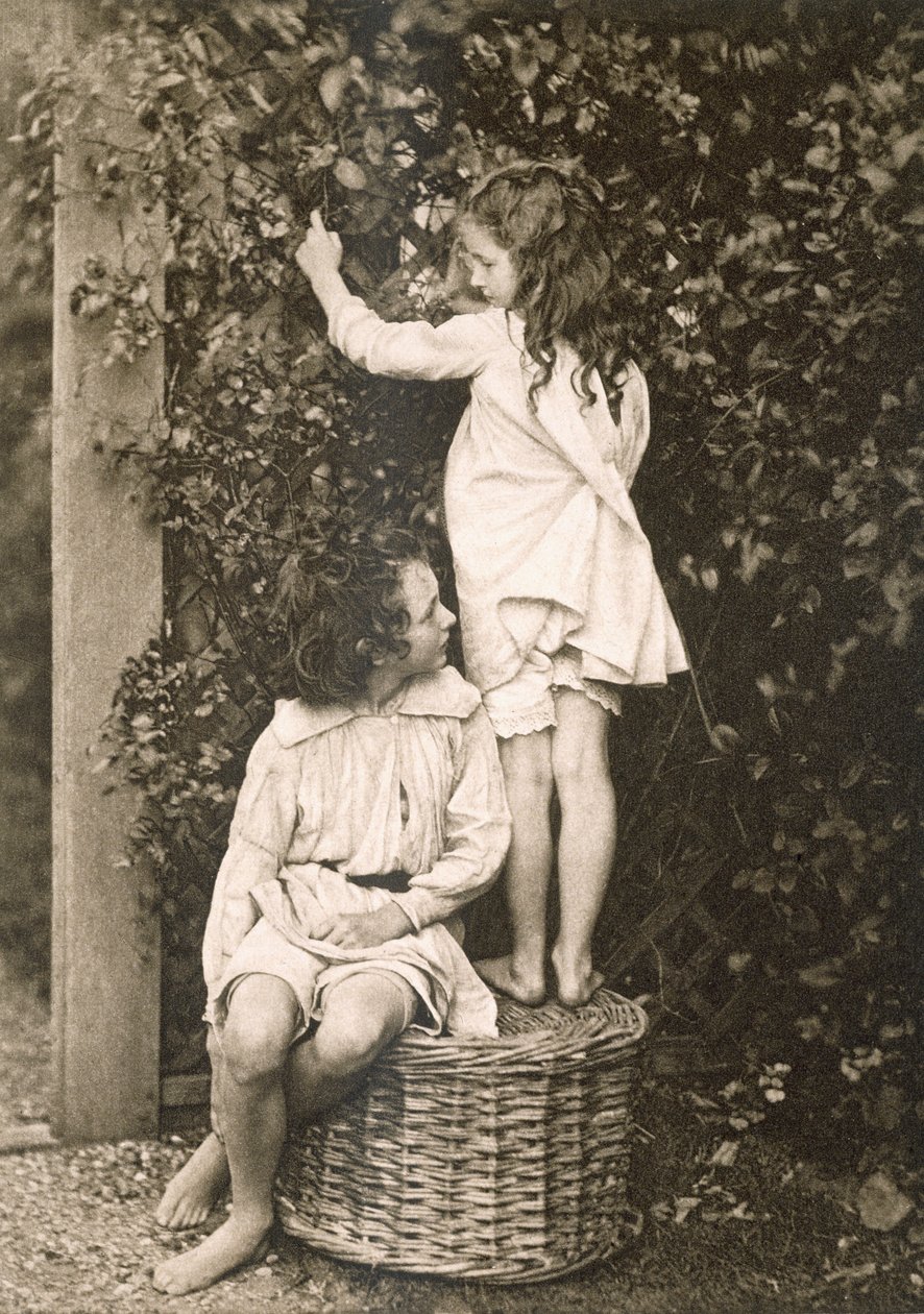 The Summer Garden, fra Sun Artists: A Serial of Artistic Photography, udgivet af Kegan Paul, Trench Trubner, London, 1889-91 af American Photographer