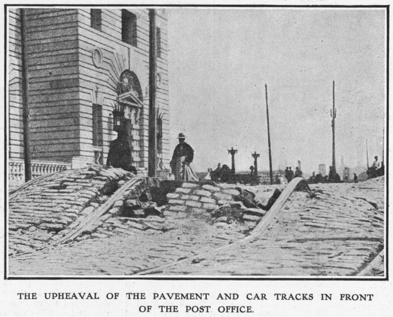 Omvæltningen af fortovet og bilbanerne foran postkontoret efter jordskælvet i San Francisco i 1906, 1906 af American Photographer