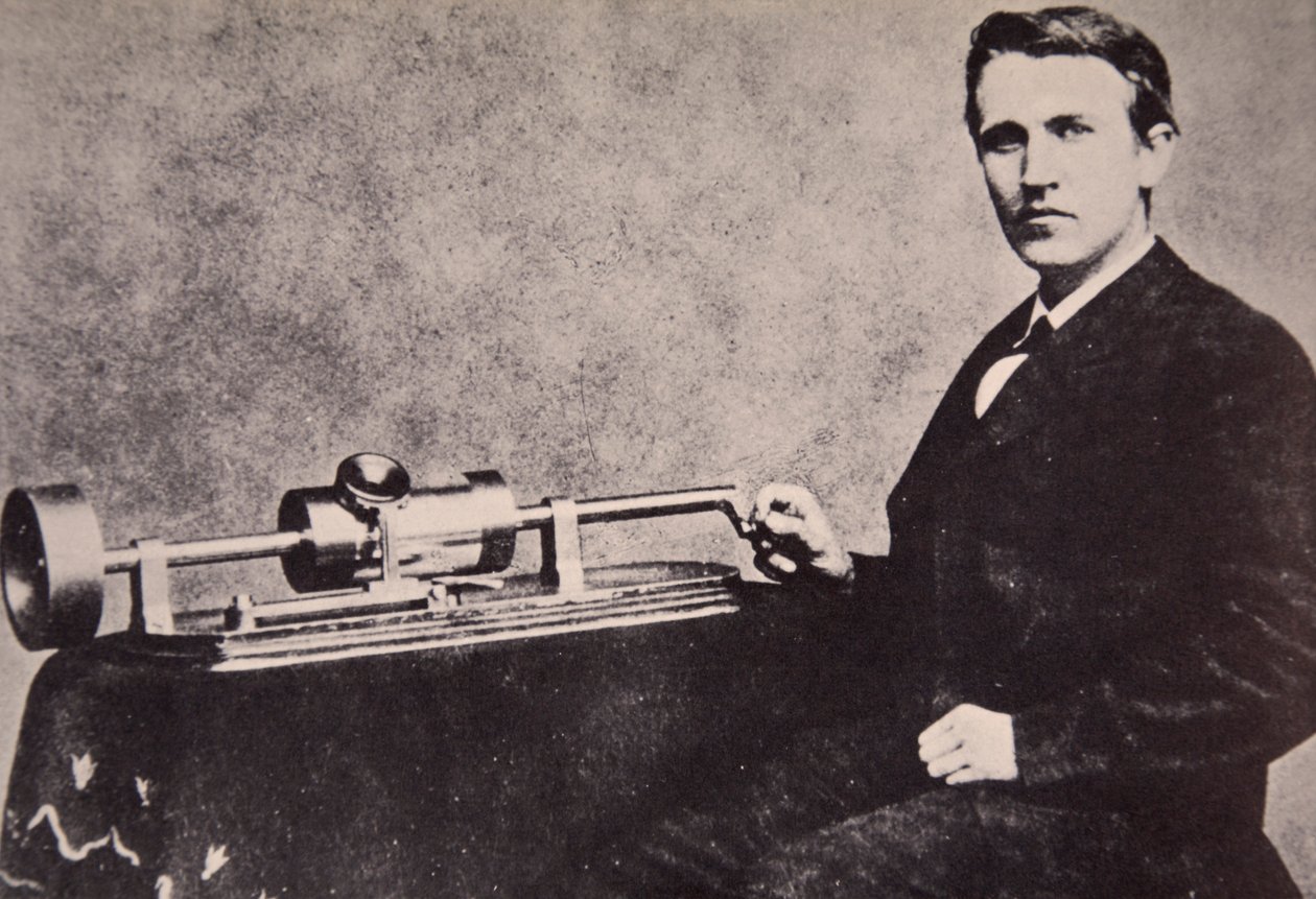 Thomas A. Edison sidder ved sin opfindelse, Phonograph, 1878 af American Photographer