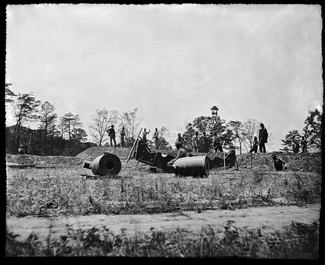 Fagforenings arbejdsdetalje forbereder installation af mørtler nær Petersburg, Virginia, sommeren 1864 af American Photographer