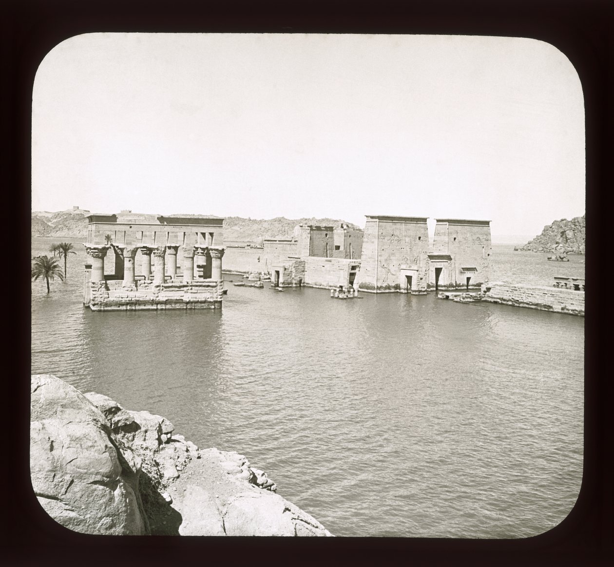 Udsigt over Philae-templet, 1908 (lanternerutsjebane) af American Photographer