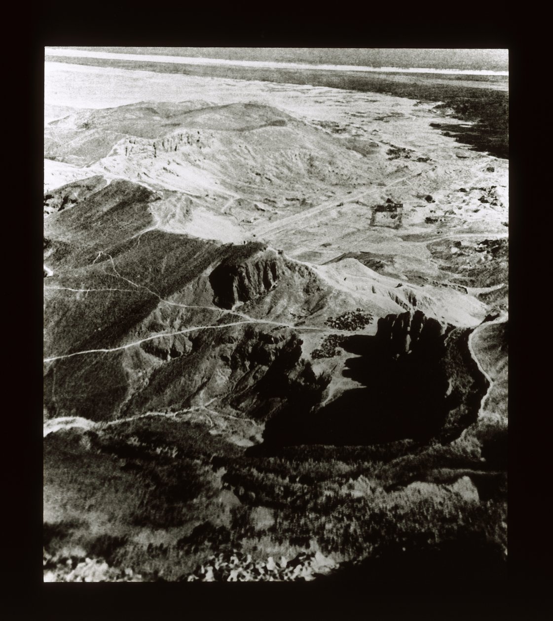 Udsigt over stedet for templerne ved Deir El-Bahri (lanternerutsjebane) af American Photographer