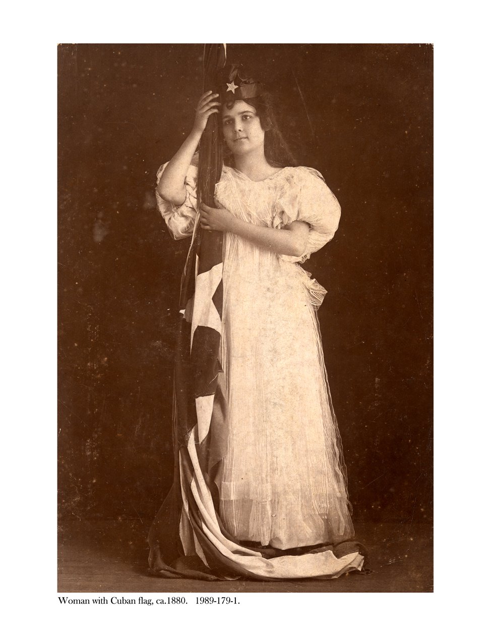 Kvinde med cubansk flag, ca. 1880 af American Photographer