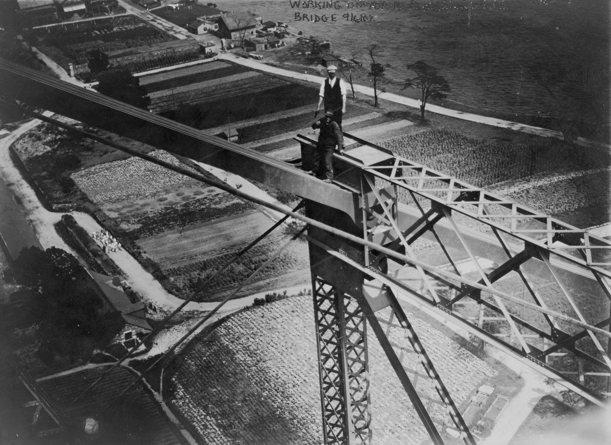 Arbejde på toppen af Blackwells Island-broen, 1907 af American Photographer