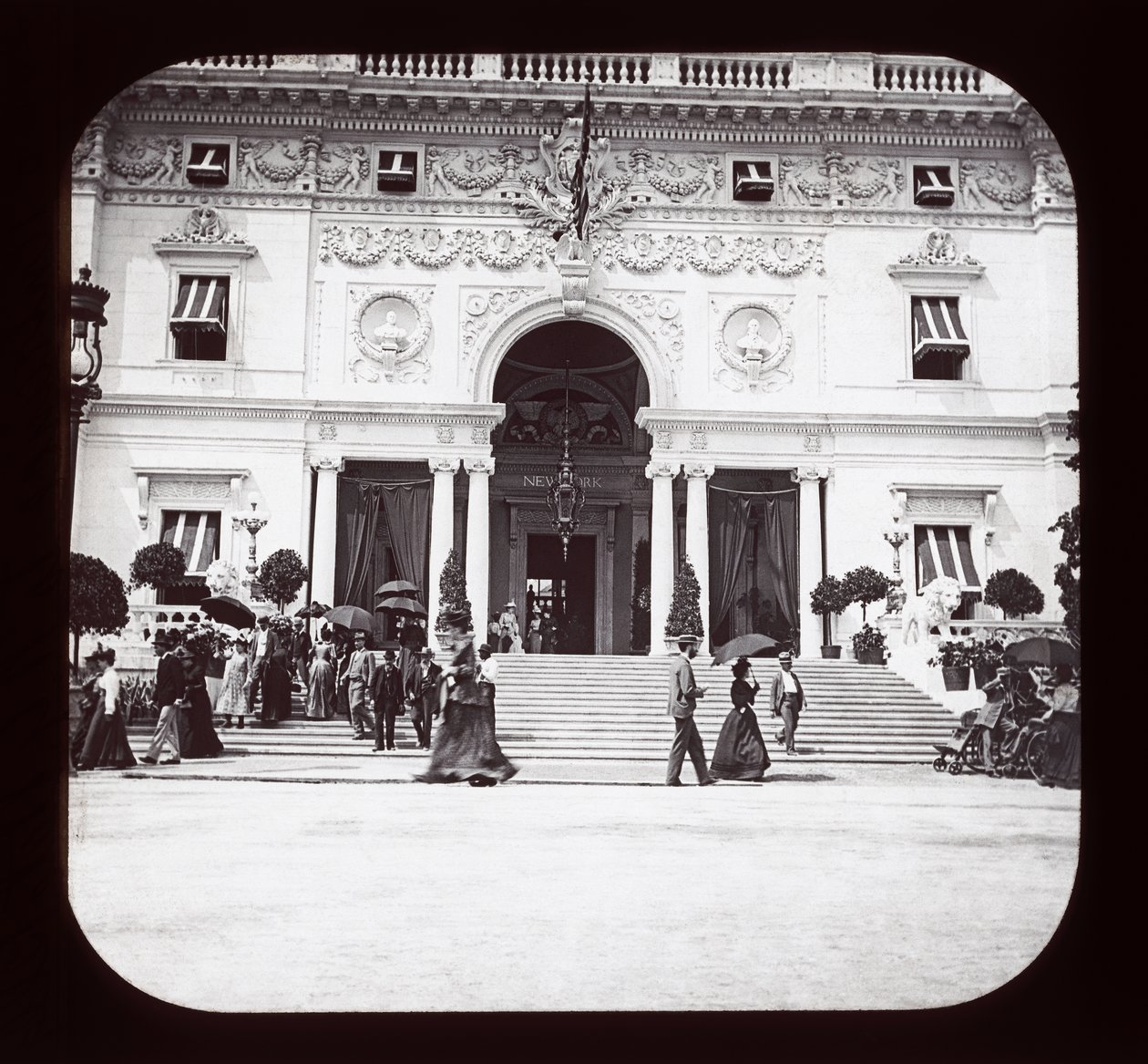 Verdens colombianske udstilling; Transportation Building, Chicago, 1893 (lanternerutsjebane) af American Photographer