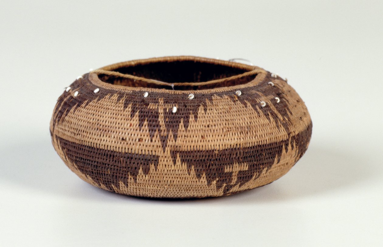 Miniaturekurv, ca. 1900 (skinnestænger, pil- eller savrod, bragnebregnerod og muslingeskal) af American School