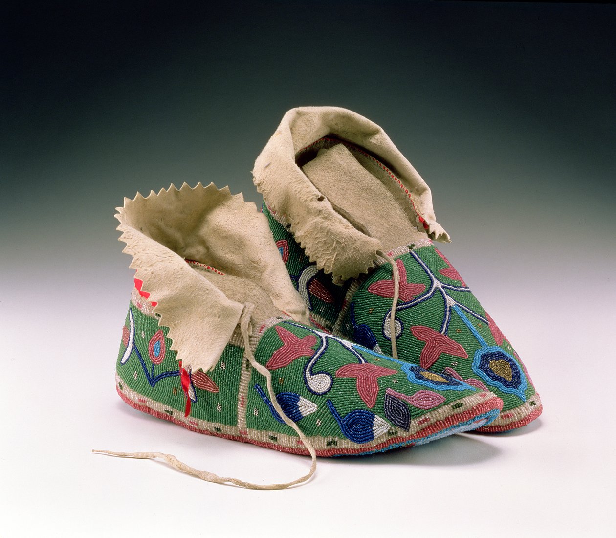 Moccasins, Eastern Sioux, ca. 1890 (bukkeskind, råskind, stof og glasperler) af American School