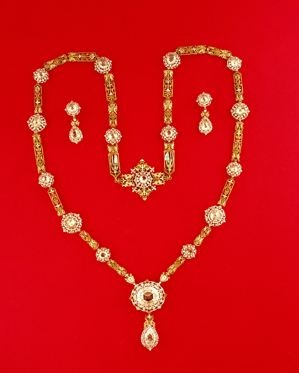 Halskæde af Tiffany og Co. New York, 1870 (diamanter og emaljeret forgyldt) af American School