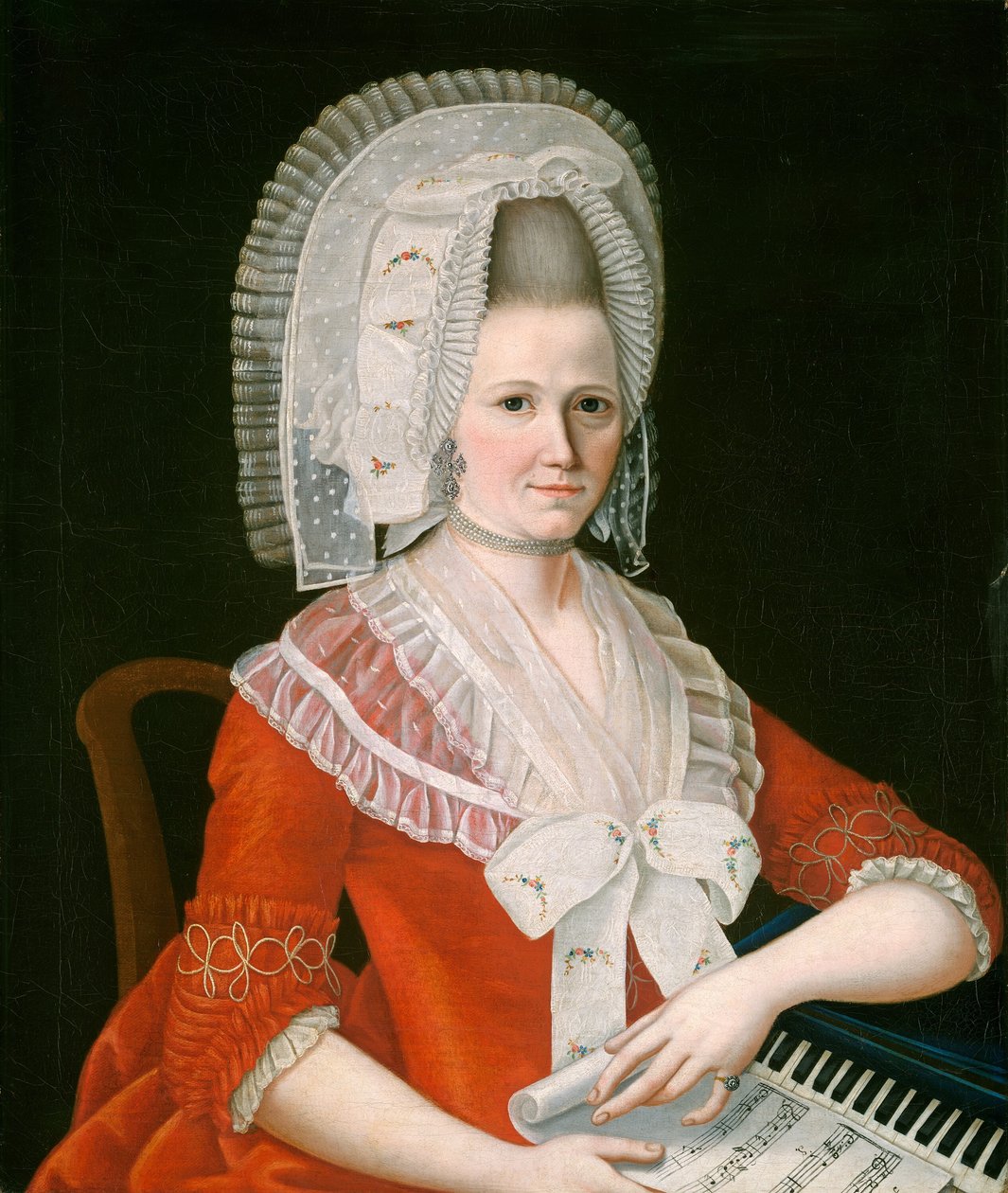 Dame iført en stor hvid kasket af American 18th Century