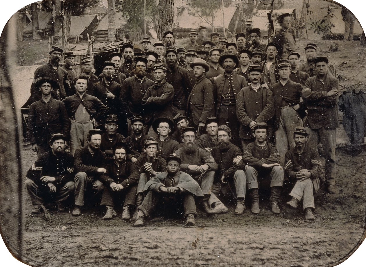 Et komplet selskab af blåfrakker i vinterkvarterer, ca. 1861-1865 af American Photographer