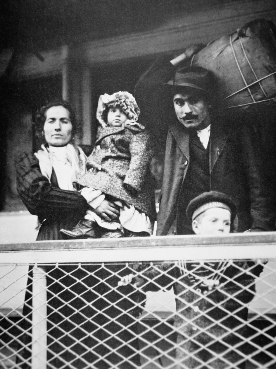 En italiensk indvandrerfamilie på færgen fra Ellis Island til New York City af American Photographer