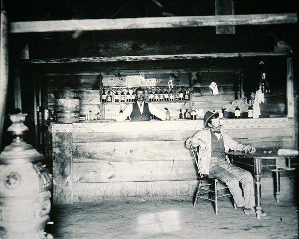 En salon i Albany County, Wyoming, ca. 1890 (s/h-foto) af American Photographer