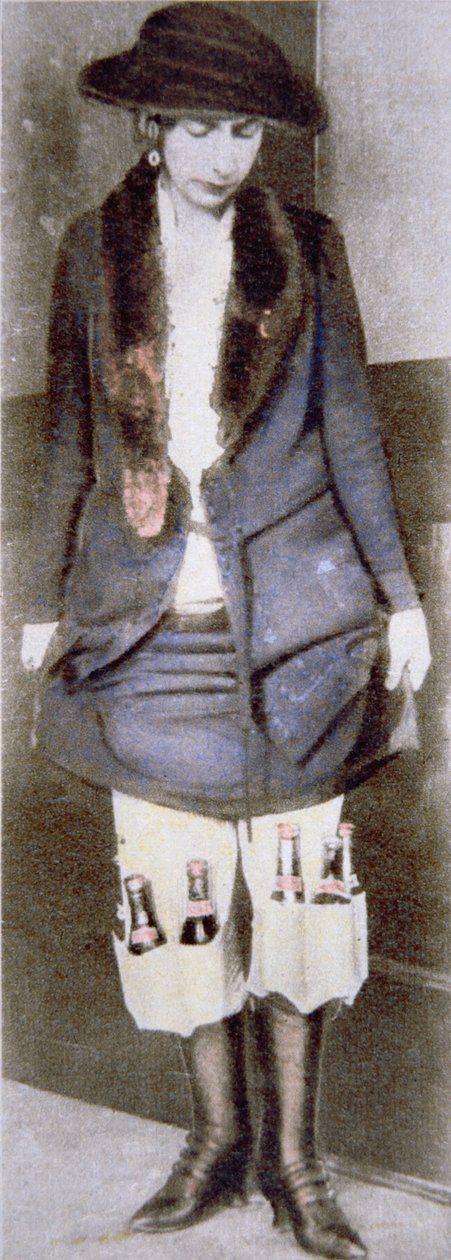 En kvinde gemmer ulovlige flasker øl under sin nederdel i specielle undertøjslommer under det amerikanske forbud (1920-33) (farvet foto) af American Photographer