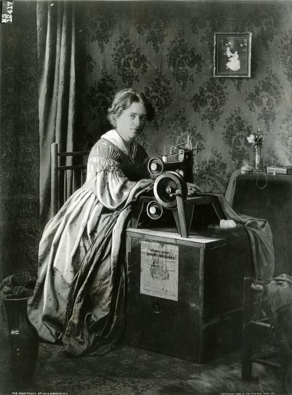 Annonce for Singers patentsymaskiner, 1899 af American Photographer