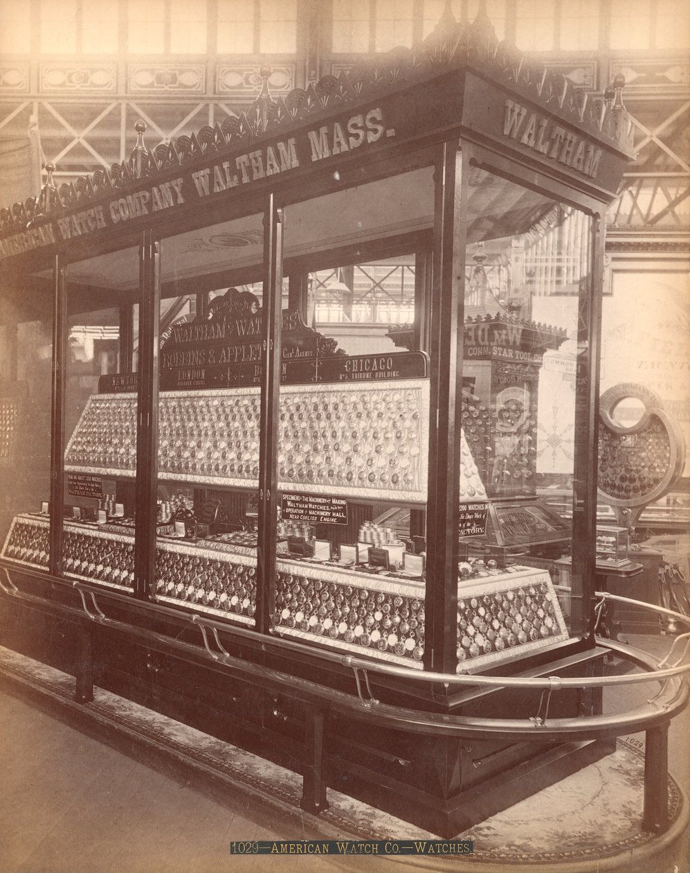 American Watch Co.s udstilling, hovedbygning, Centennial International Exhibition, Philadelphia, 1876 (albumin print) af American Photographer
