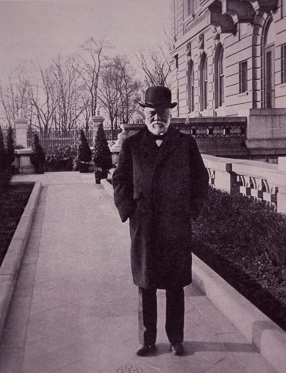Andrew Carnegie uden for sit palæ på Fifth Avenue, New York af American Photographer