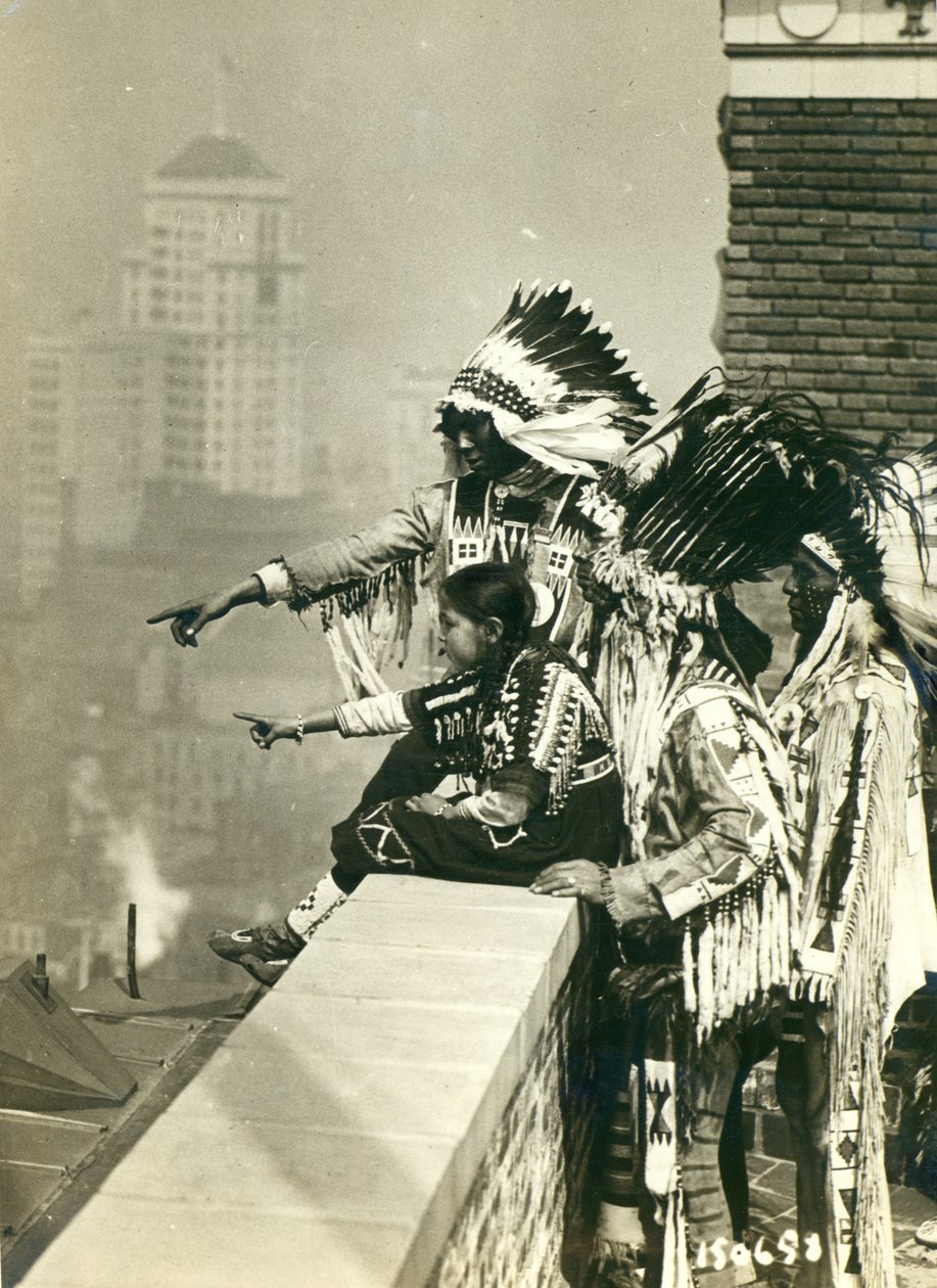 Blackfoot indianere på taget af McAlpin Hotel, nægter at sove på deres værelser, New York City af American Photographer