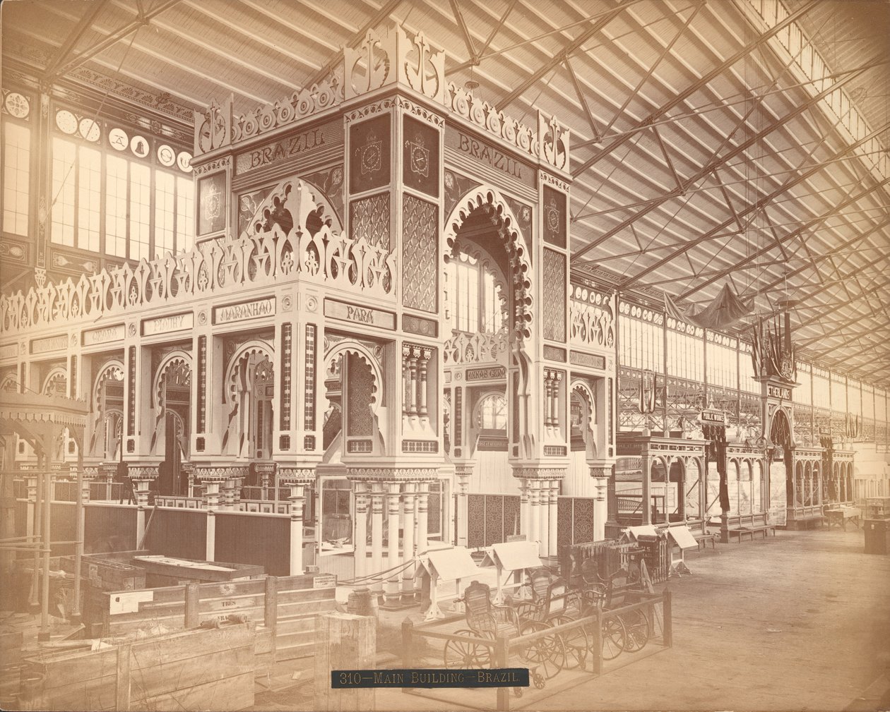 Den brasilianske og hollandske sektion, hovedbygningen, Centennial International Exhibition, Philadelphia af American Photographer