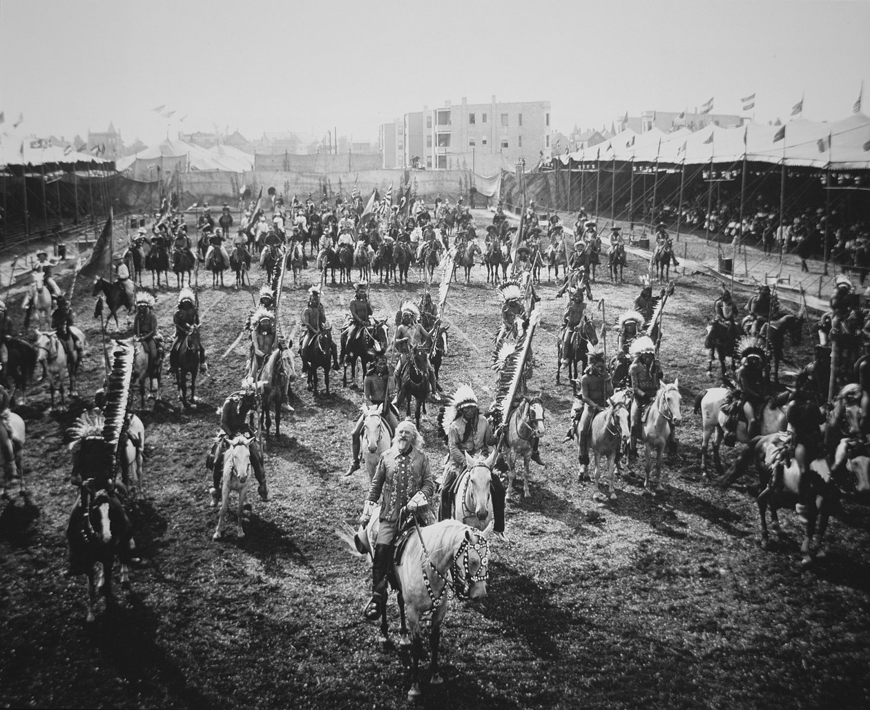 Buffalo Bill (1846-1917) og hans ryttere på parade, Omaha, Nebraska af American Photographer