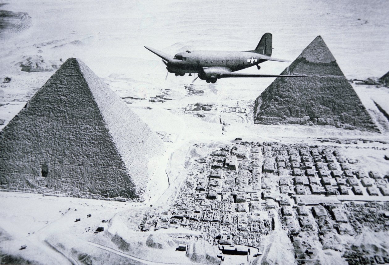 C-47 flyver over Egyptens pyramider af American Photographer